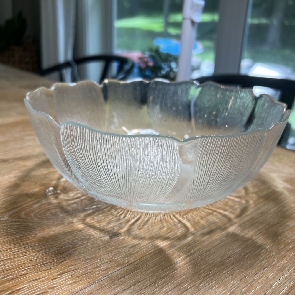 Vintage Arcoroc 'Fleur' 9" Round Clear Glass Serving Bowl France